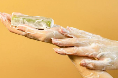 15 Rekomendasi Sabun Pemutih Badan, Kulit Cerah & Glowing Maksimal!
