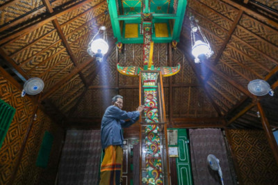 Unik, Masjid Saka Tunggal di Cikakak Banyumas yang Kerap Dikerumuni Kera