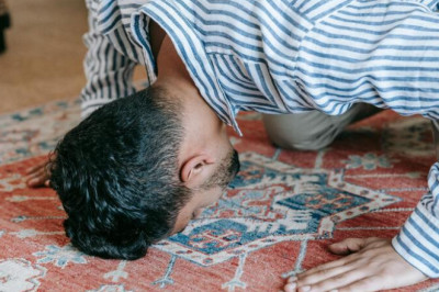 Niat dan Tata Cara Sholat Lailatul Qadar, Lengkap!