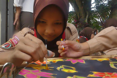 Sentra Terpadu Kartini Beri Pelatihan Membatik untuk Anak Sekolah