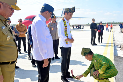 Tiba di Kalbar, Presiden Jokowi Disambut Prosesi Adat Tepung Tawar