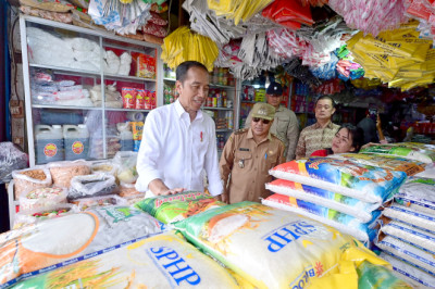 Presiden Jokowi Pantau Stabilitas Harga di Pasar Sungai Ringin Sekadau Saat Ramadan