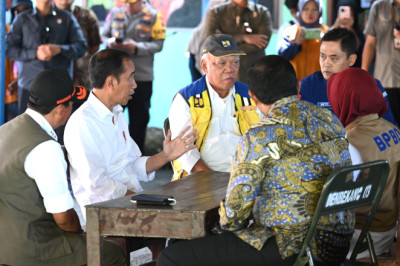 Presiden Jokowi Tinjau Posko Pengungsian Warga Terdampak Banjir di Demak