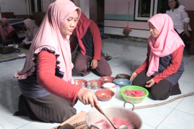 Nikmati Segarnya Wedang Mawar Desa Kajar