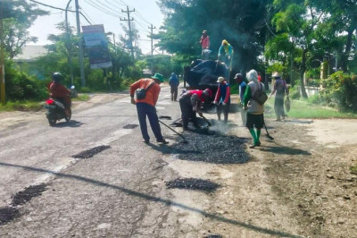 Jelang Arus Mudik, Pemkab Rembang Kebut Perbaikan Jalan Berlubang