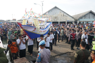 Pelarungan Kepala Kerbau di Jepara Berlangsung Meriah