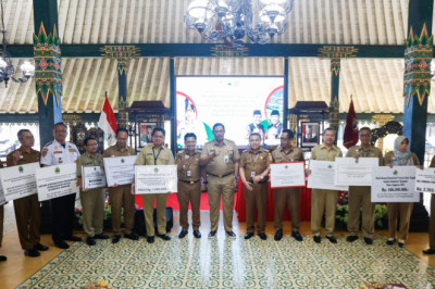 Di Wonosobo, Nana Serahkan Bantuan Keuangan Rp160 miliar