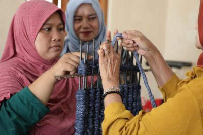 Tambah Pundi Cuan, Emak-Emak Plosokerep pun Dilatih Bikin Keset Perca