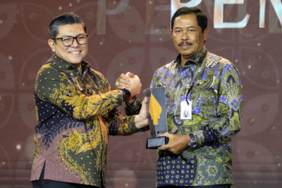 Akuntabilitas Pelayanan Publik Makin Maju, Nana Sudjana Raih Anugerah Inovasi Pembangunan Terpuji