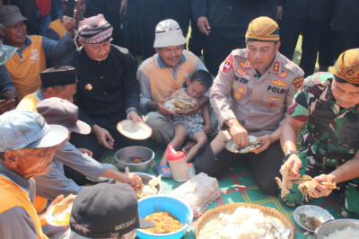 Pejabat dan Rakyat, Lebur Kembul Bujana dalam Wiwit Mbako