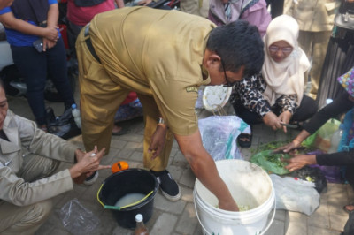 Tekan Limbah Tumah Tangga, Ibu-Ibu Dilatih Olah Limbah Organik Jadi Pupuk Kompos