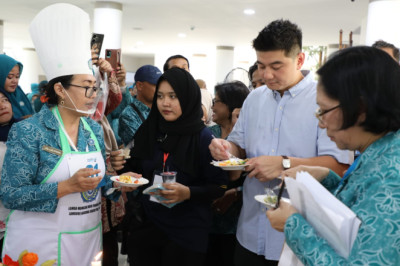Chef Arnold Terkesima dengan Hasil Masakan Nonberas para Kader PKK