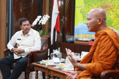 Nana Sudjana Sambut Hangat Kedatangan Bhikkhu Thudong