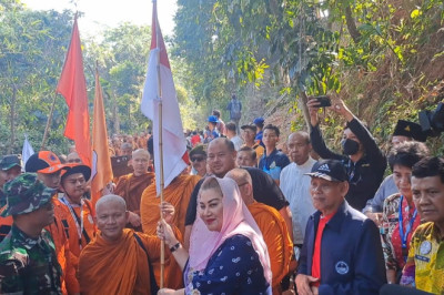 Wali Kota Semarang Melepas Bhikkhu Thudong dari Semarang ke Candi Borobudur