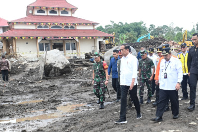 Presiden dan Ibu Iriana Tinjau Area Terdampak Longsor dan Banjir Bandang di Agam