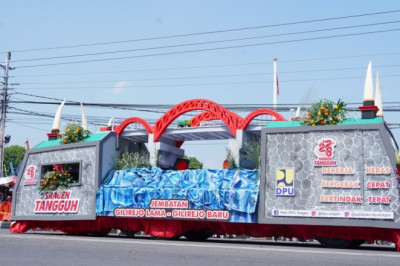 Puluhan Mobil Hias Semarakkan Karnaval Hari Jadi Sragen