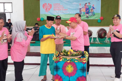 Ajarkan Anak-Anak Peduli pada Lansia