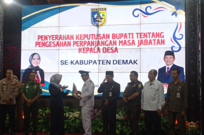 Bupati Demak Serahkan SK Perpanjangan Masa Jabatan Kepala Desa