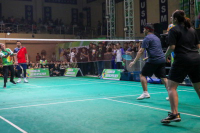 Laga Eksebisi Juara Olimpiade dan All England bersama Sekda, Warnai Pembukaan Badminton Jateng Open 2024