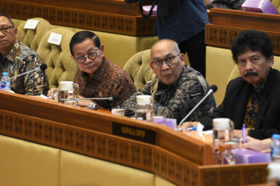 Seskab Hadiri Rapat Kerja dengan Komisi II DPR RI