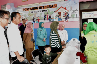 Tinjau Posyandu, Jokowi Minta Semua Pihak Kerja Keras Capai Target Penurunan Angka Stunting 14%