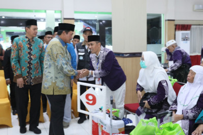 Pj Gubernur Jateng Sambut Kedatangan Jemaah Haji Kloter I Embarkasi Solo