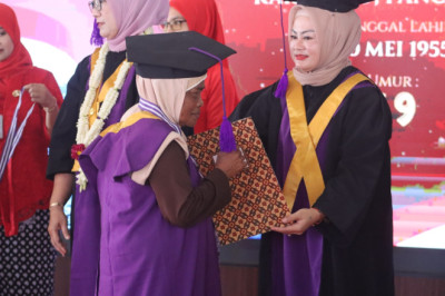 130 Sarjana Lansia Desa Kenteng Diwisuda