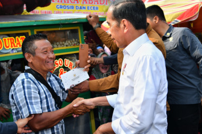 Antusiasme Warga Lampung Utara Sambut Kunjungan Presiden Jokowi ke Pasar Sentral Kotabumi