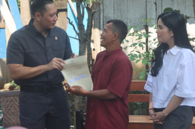 Serahkan Sertifikat Tanah, Menteri AHY : Bisa untuk Modal Usaha