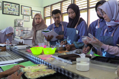Tingkatkan Kemandirian, Difabel di Rembang Dilatih Bikin Kue