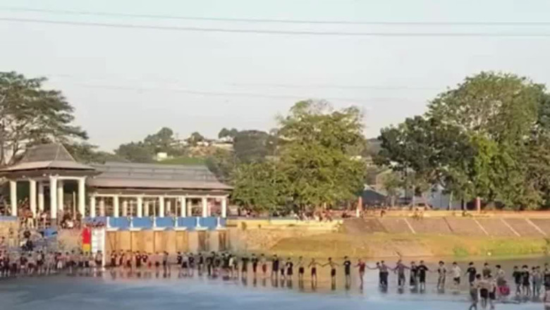 Viral Selancar di Banjir Kanal Barat Semarang