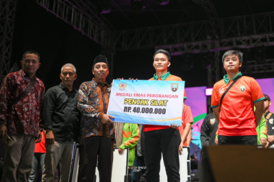 Pemkab Rembang Serahkan Bonus Atlet dan Pelatih Peraih Medali Porprov 2023