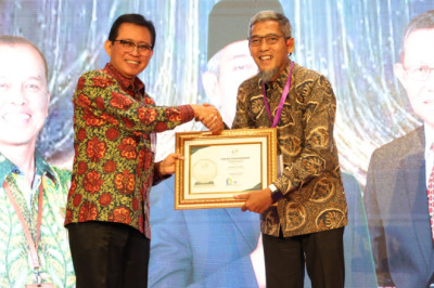 Koordinasikan Digitalisasi di Pemprov Jateng, Sekda Sumarno Raih Askompsi Award 2024 dari Kemendagri
