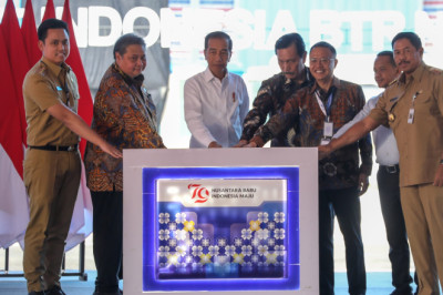 Nana Sudjana Dampingi Jokowi, Resmikan Pabrik Anoda Baterai Litium di KEK Kendal