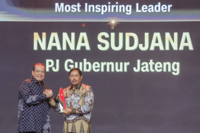 Pj Gubernur Jateng Raih “Most Inspiring Leader” CNN Indonesia Award 2024 