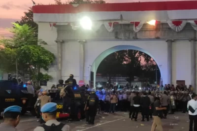 Demo Mahasiswa di Balaikota Semarang Ricuh, Polisi Bubarkan Paksa