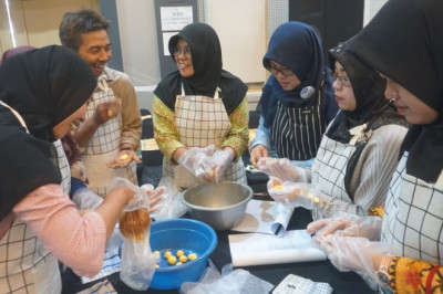 Penerima Bansos Dilatih Wirausaha Kue   