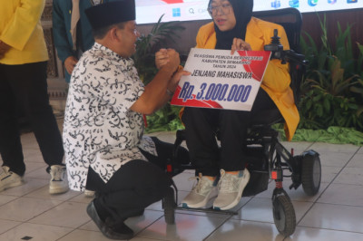 62 Siswa dan Mahasiswa Berprestasi Terima Beasiswa