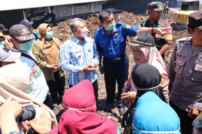 Tinjau Lokasi Kebakaran di Desa Tepusen, Pj Bupati Pastikan Api Padam