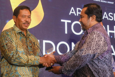 Nana Sudjana Raih Penghargaan Apresiasi Tokoh Indonesia 2024