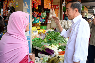 Kunjungi Pasar Dukuh Kupang, Presiden Jokowi Cek Harga dan Interaksi dengan Warga