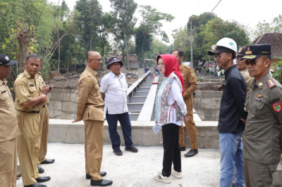 Bupati Sukoharjo Tinjau Proyek Jembatan Weru, Targetkan Rampung Akhir Tahun