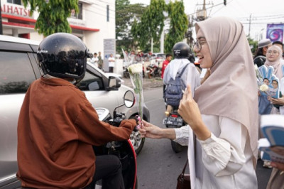 Dukung Paslon Yoyok Joss di Pilwakot Semarang, Relawan Gelar Aksi Bagikan Mawar Putih