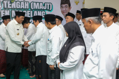 Nana Sudjana Kukuhkan Pengelola MAJT An Nuur Magelang