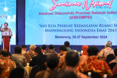 Buka Seminar Nasional Askompsi, Nana Sudjana: Kuasai Teknologi agar Jadi Pemenang