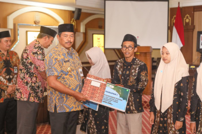 Pj Gubernur Jateng Serahkan Tali Asih Peserta MTQ Nasional Senilai Rp190 Juta 