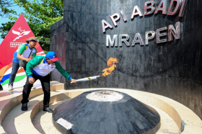 Awali Pawai Obor Peparnas Solo 2024, Pj Gubernur Lakukan Pengambilan Api Abadi Mrapen