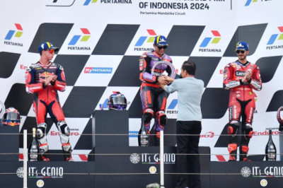 Presiden Jokowi Menonton dan Serahkan Trofi Juara Pertamina Grand Prix of Indonesia 2024