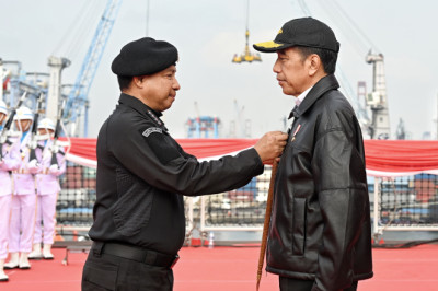 Presiden Jokowi Terima Brevet Hiu Kencana di Atas KRI RJW – 992