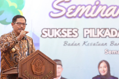 Seminar Kebangsaan, Nana Sudjana Ajak Mahasiswa Aktif Sosialisasikan Pilkada Serentak